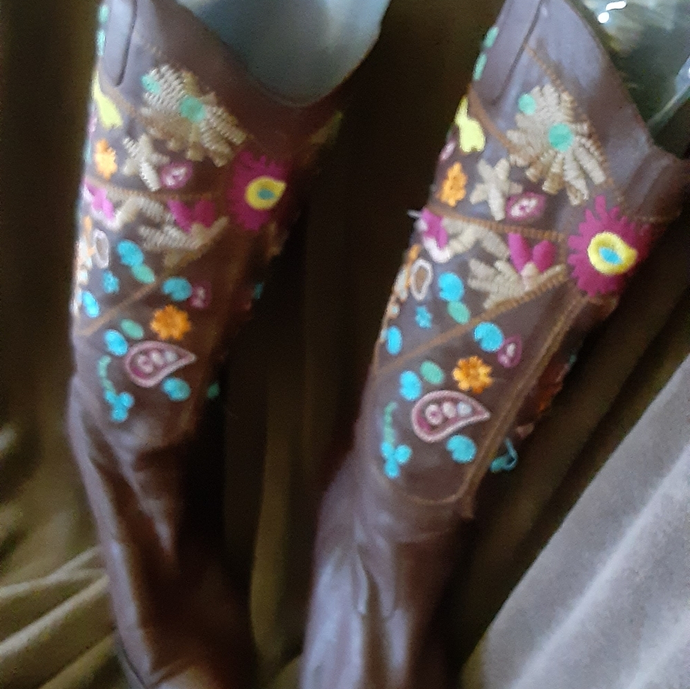 Brown embroidered boots - Picture 2 of 3